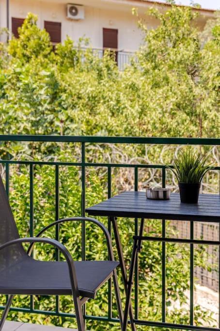 Seaside Escape Apartments - Poseidon Παλαιά Φώκαια Εξωτερικό φωτογραφία